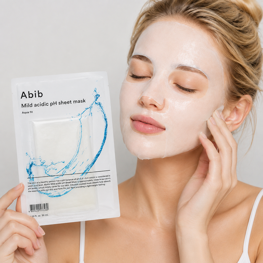 Mujer rubia de ojos azules aplicándose una mascarilla facial Abib Mild Acidic pH Sheet Mask Aqua Fit