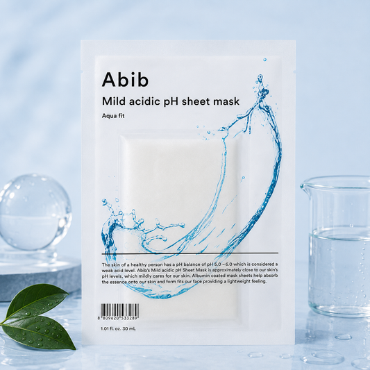 Abib Mild Acidic pH Sheet Mask Aqua Fit, mascarilla facial hidratante sobre fondo azul claro con elementos de agua y hojas verdes.