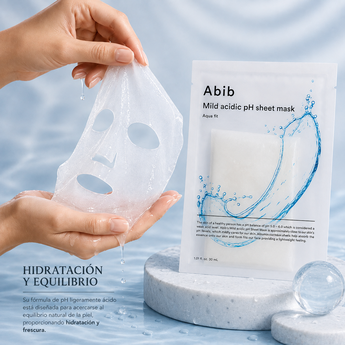 Mascarilla facial Abib Mild Acidic pH Sheet Mask Aqua Fit y mascarilla de tejido sostenida con las manos, destacando su hidratación y frescura