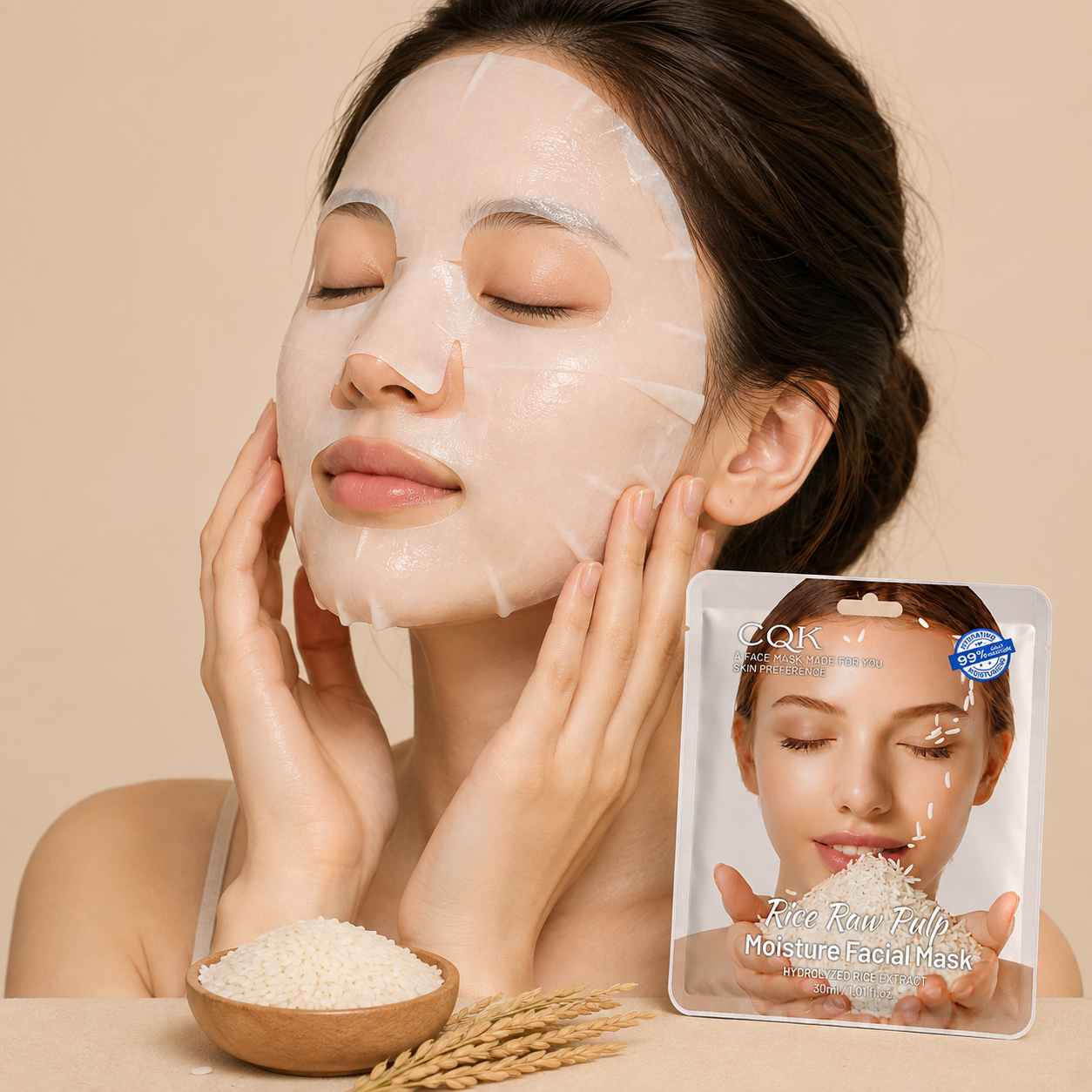 Modelo usando la Mascarilla Facial de Arroz CQK aplicada en el rostro, con empaque y arroz de fondo